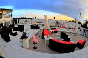 Clienti durante un aperitivo al The View Lounge Bar