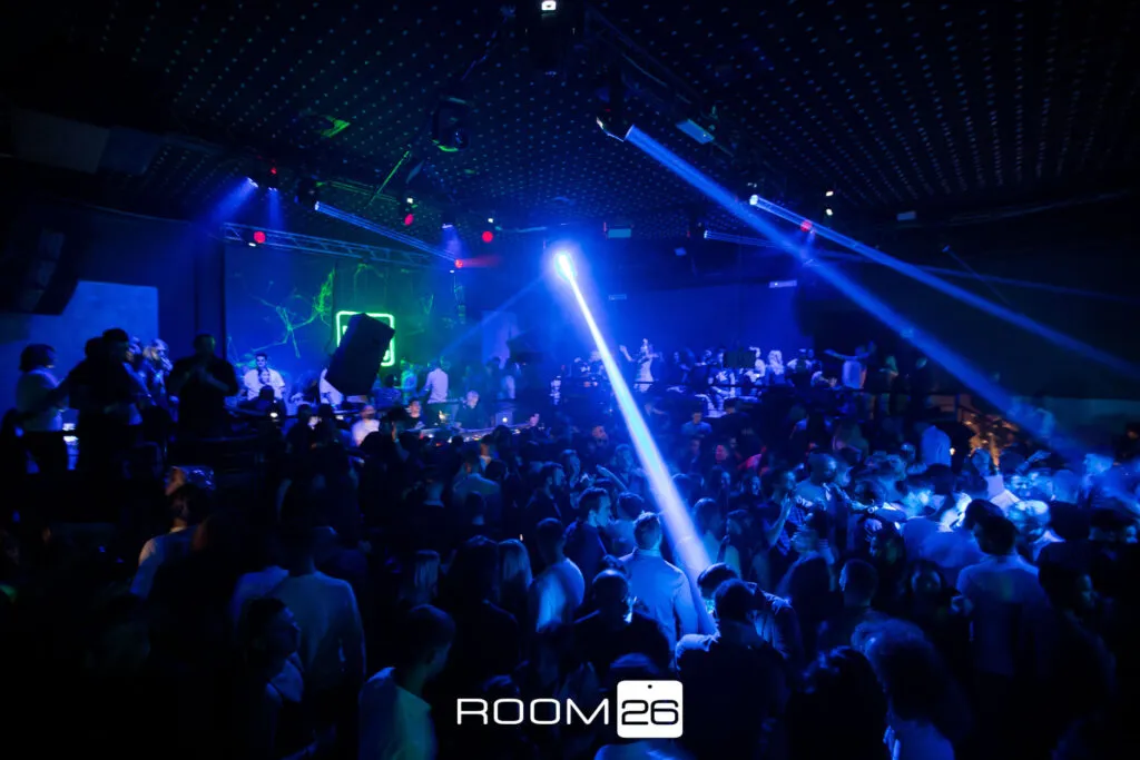 Room 26 Roma — pista gremita serata House