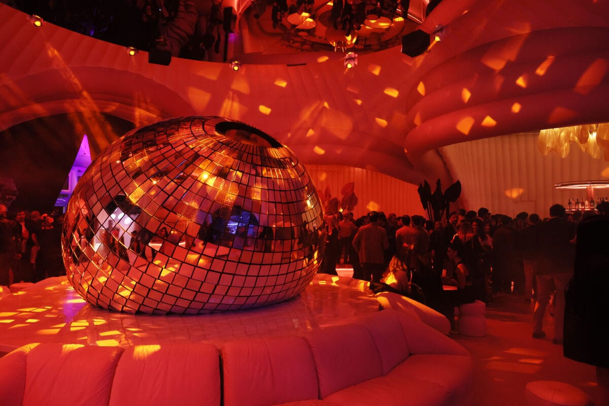 Interno del locale The Flat Roma con luci soffuse