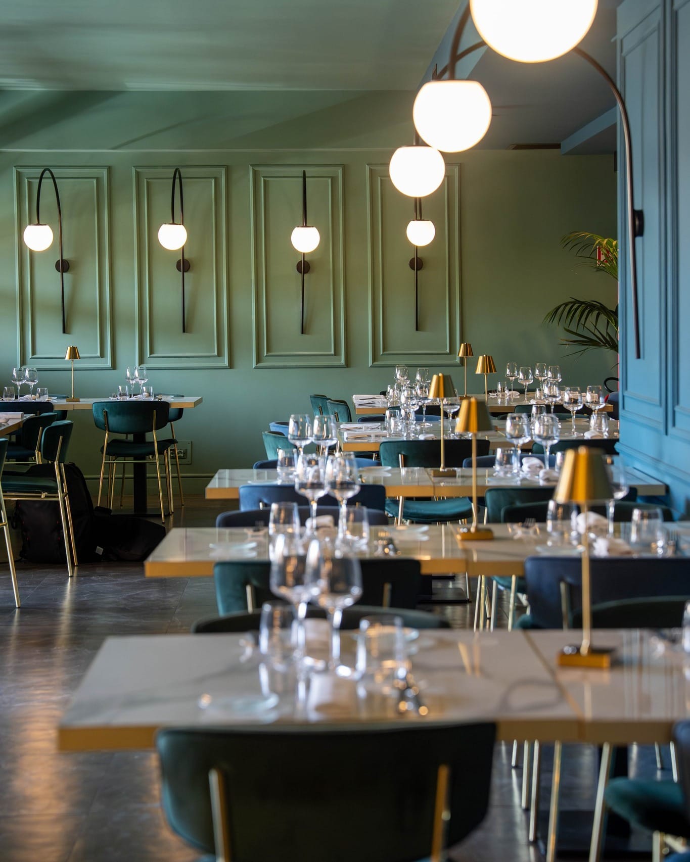 Sala interna elegante del La Vì Fish & Lounge Bar