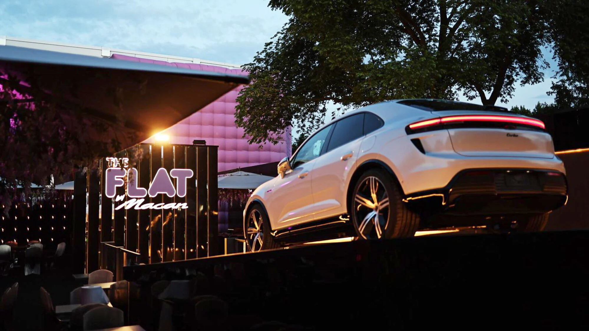 Auto Porsche esposta al The Flat Roma