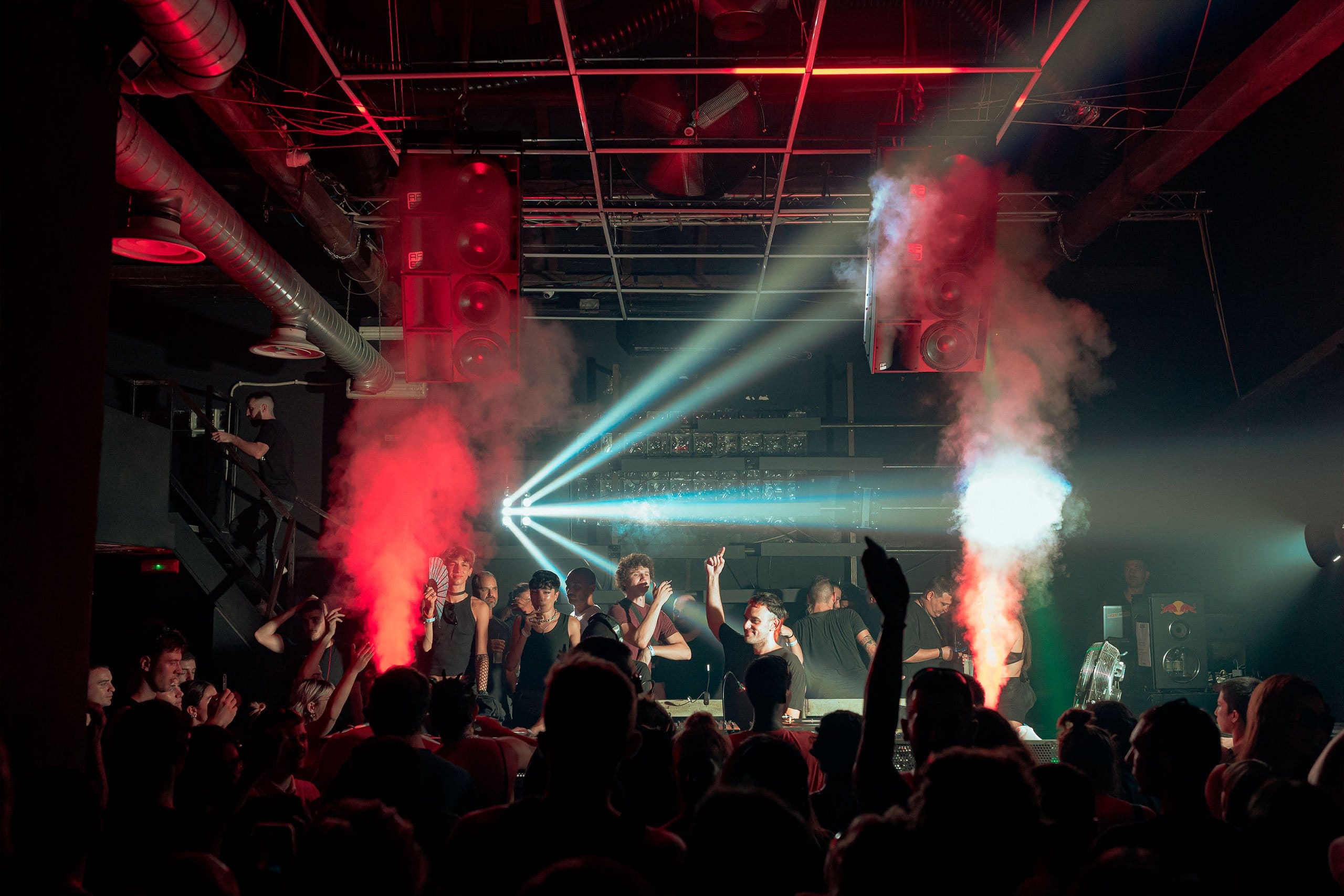 Atmosfera del clubbing al Rashomon di Roma con luci e folla