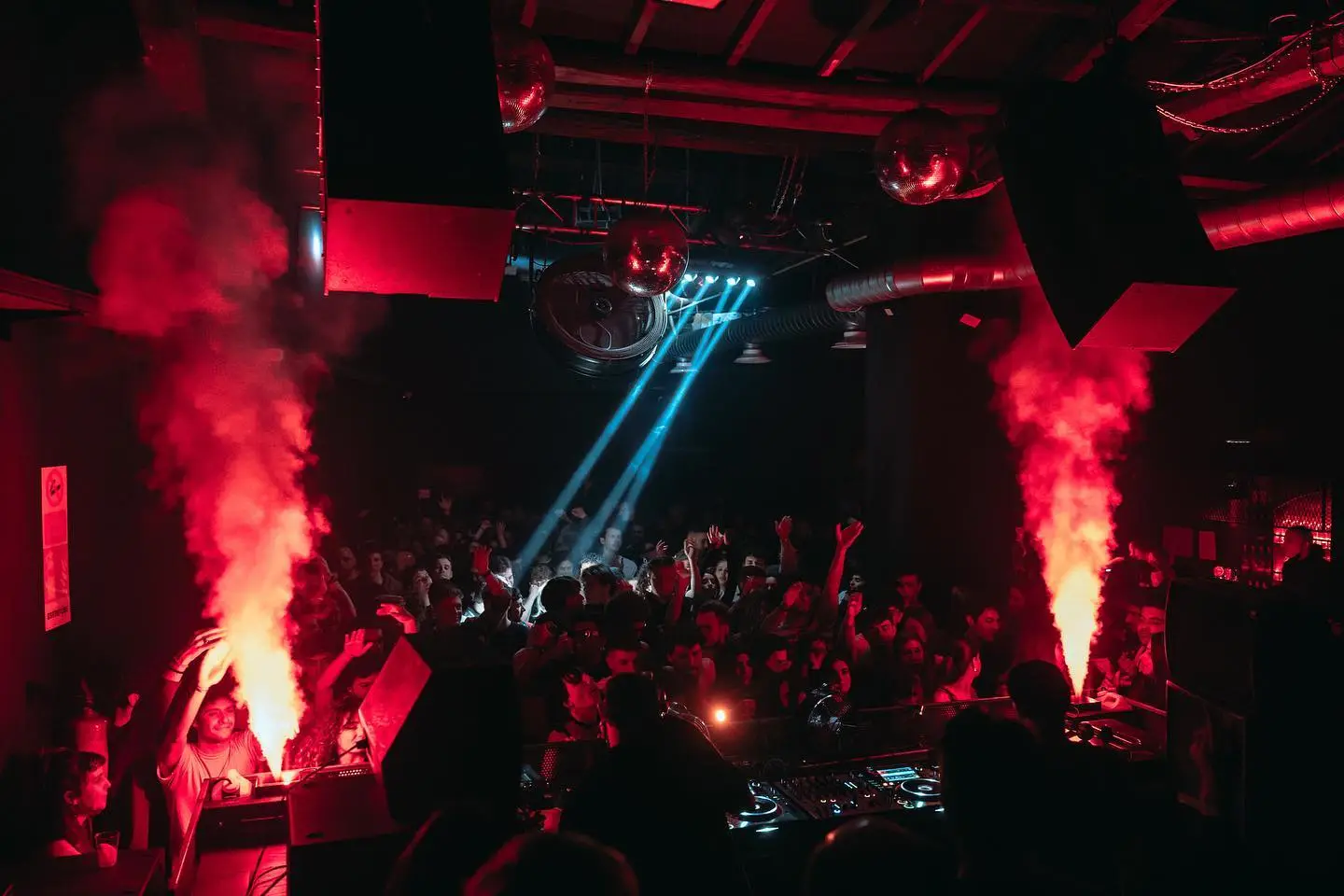 Interni del Rashomon durante una delle serate techno del weekend