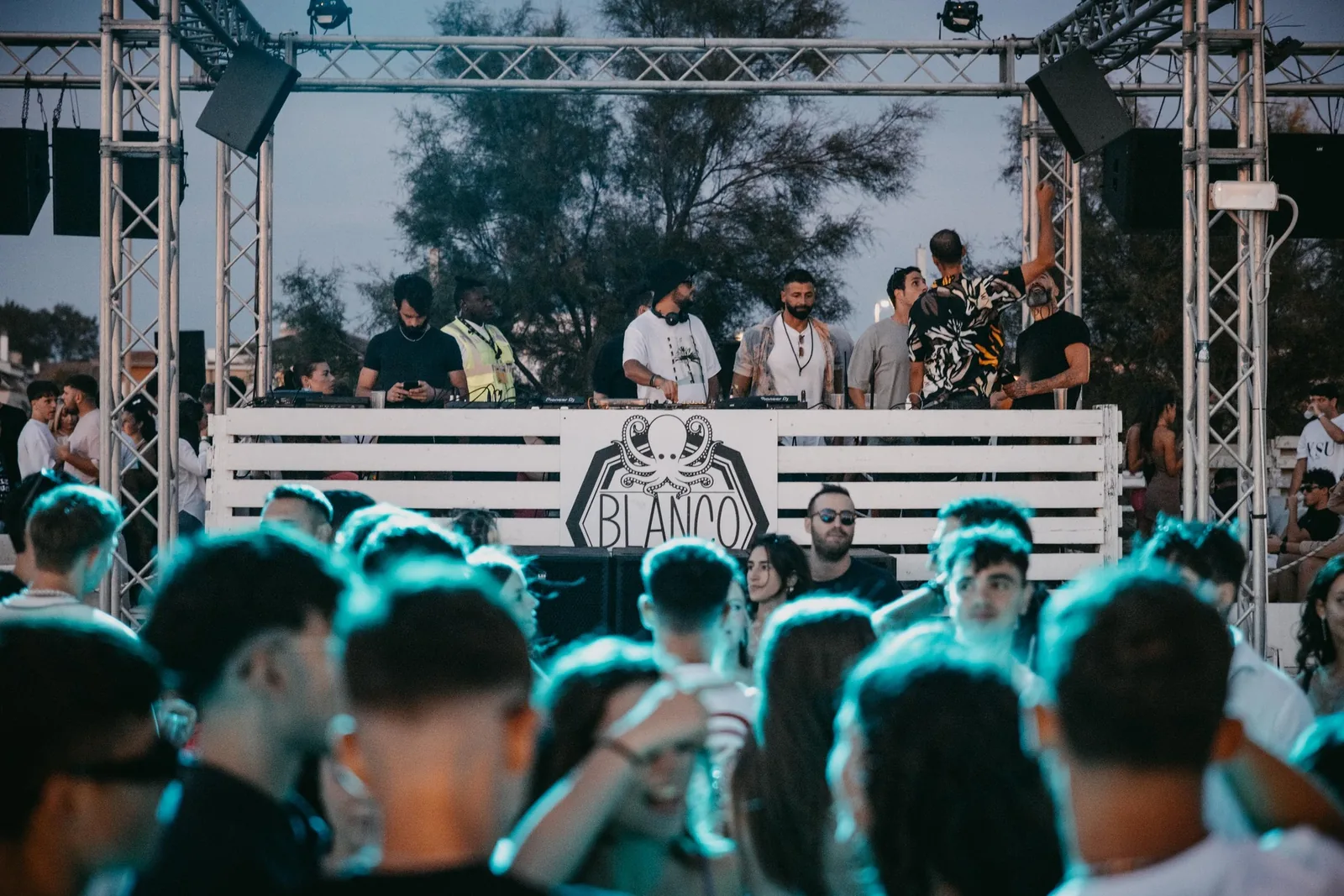 Blanco Beach Club Fregene — Consolle dj e pubblico al beach party