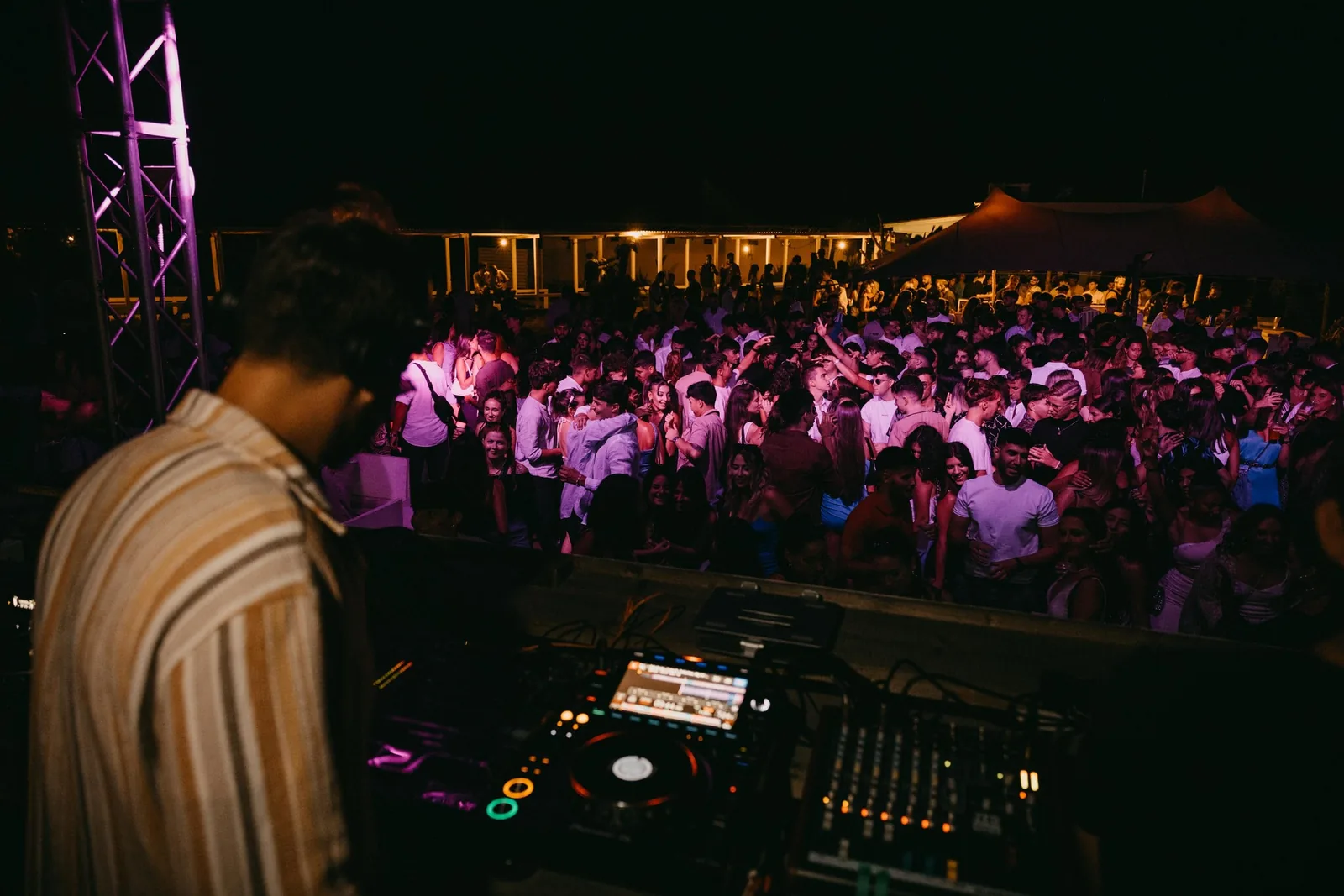 Blanco Beach Club Fregene — Dancefloor serale con vista dal dj set