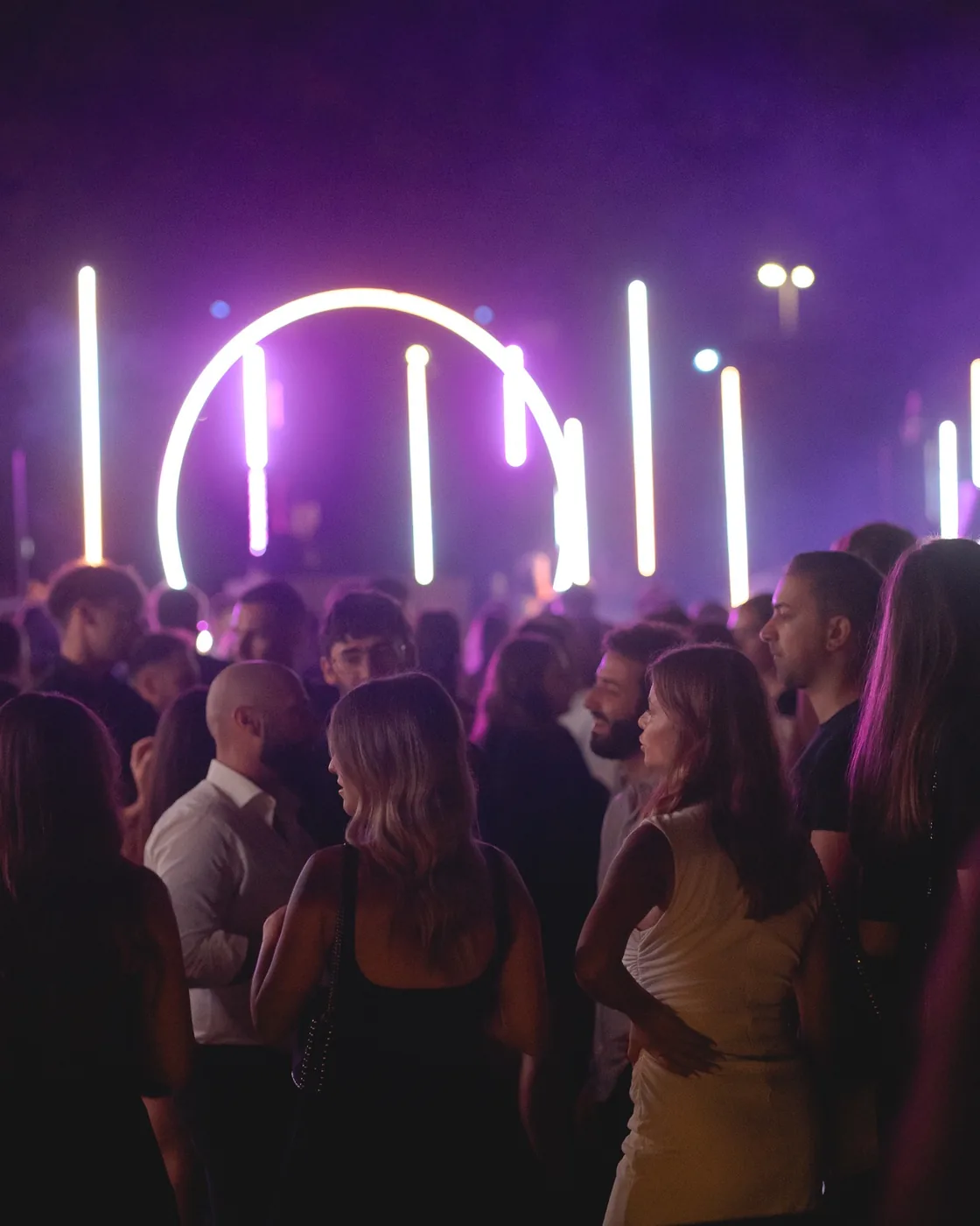 Solum Roma — Pista da ballo con installazione luminosa viola