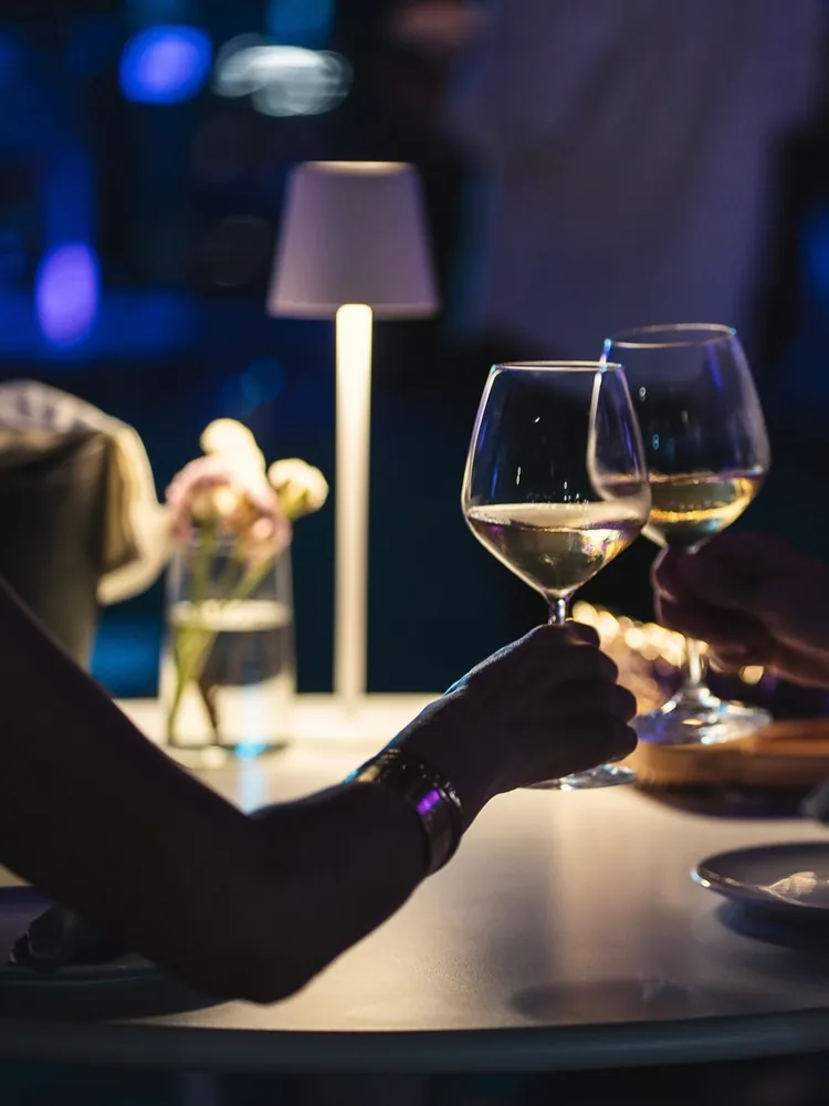 Cena con calici di vino bianco al Nimbus Roma