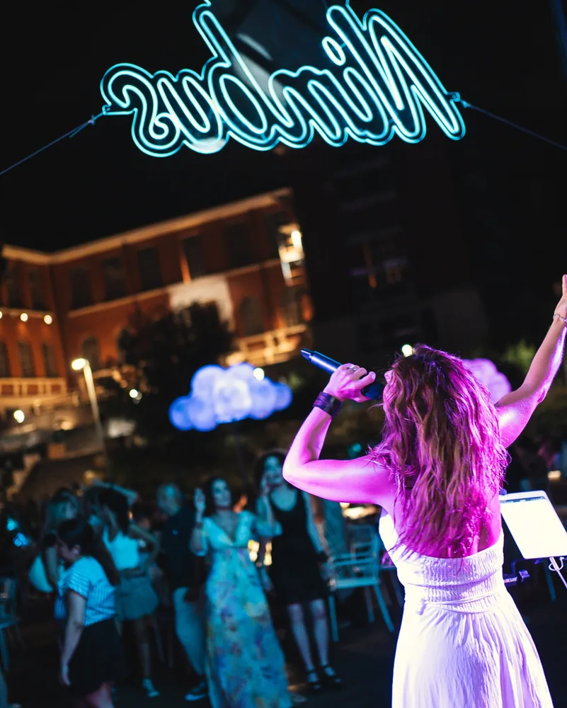 Vocalist sotto il neon Nimbus al giardino di Via Gramsci
