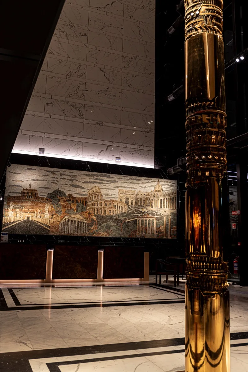 Lobby dell'Hilton Rome Eur La Lama con il mosaico dei monumenti di Roma