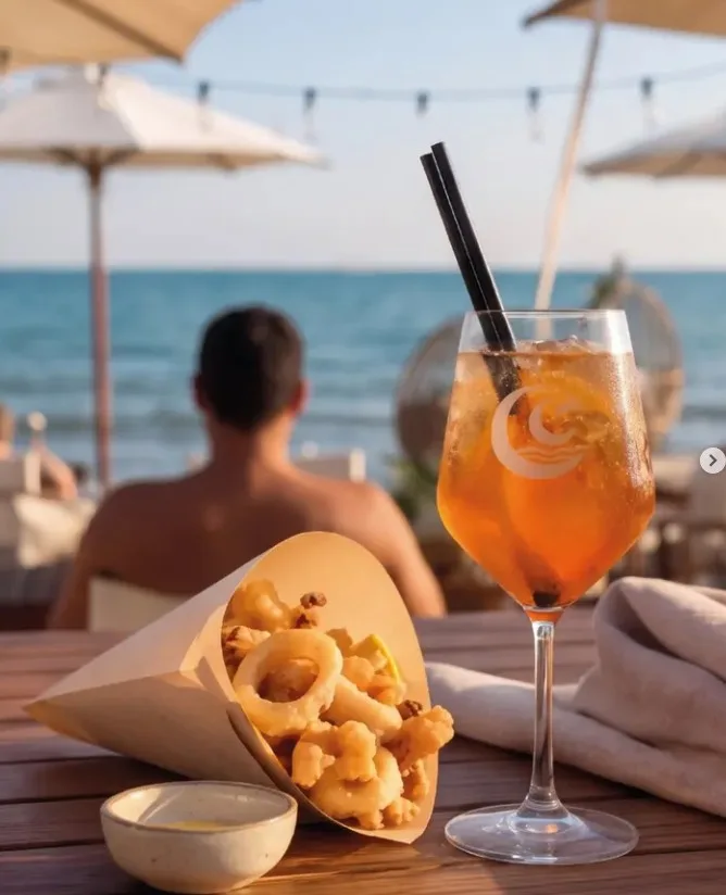 Aperitivo con vista mare all'Ohana Beach Club di Ostia