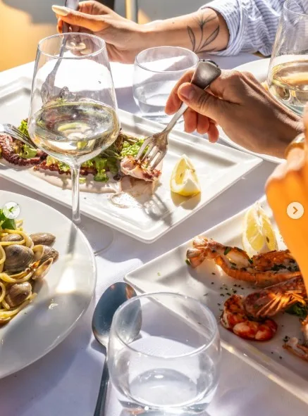 Tavola di pesce all'Ohana Beach Club di Ostia