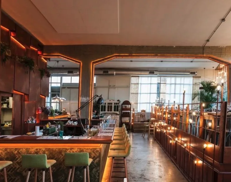 Il bancone e i tavoli di Le Tappezzerie Club Roma