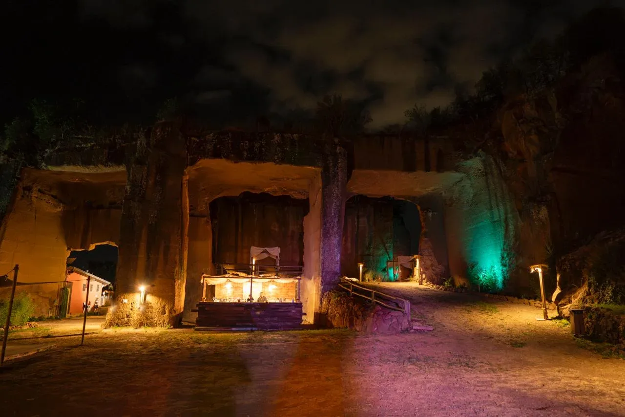 Il bar di Spazio Cavea sotto le arcate di tufo illuminate di notte