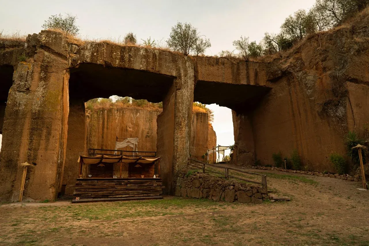 Le arcate di tufo delle Latomie di Salone che fanno da fondale a Spazio Cavea