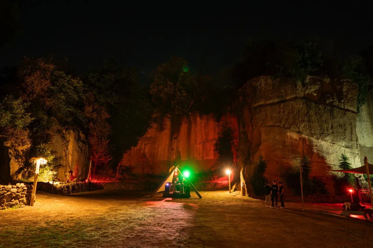 La consolle di Spazio Cavea illuminata sul fondo della cava di tufo