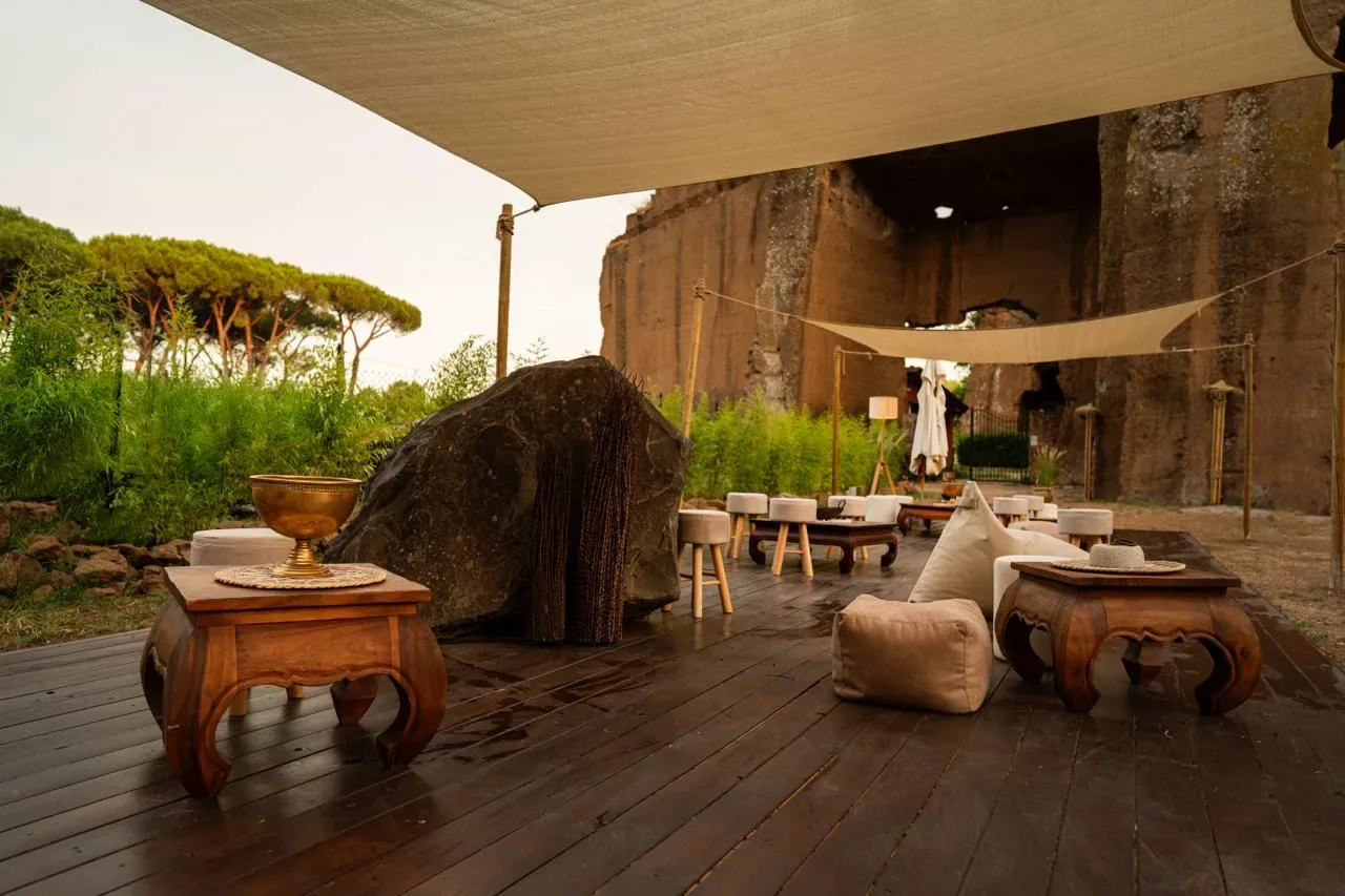 L'area lounge di Spazio Cavea al tramonto, con le arcate di tufo sullo sfondo