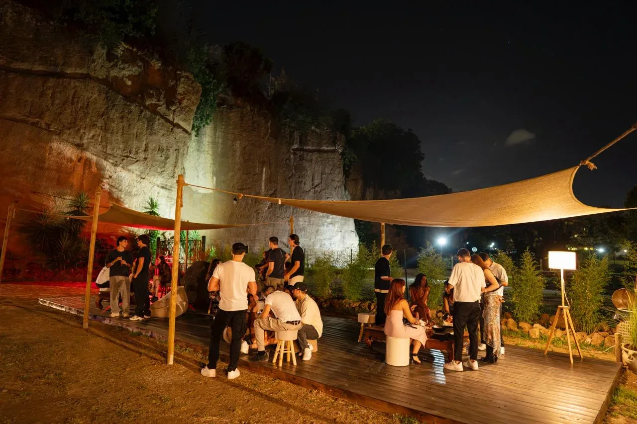 La pista di Spazio Cavea durante una serata, sotto le pareti di tufo illuminate