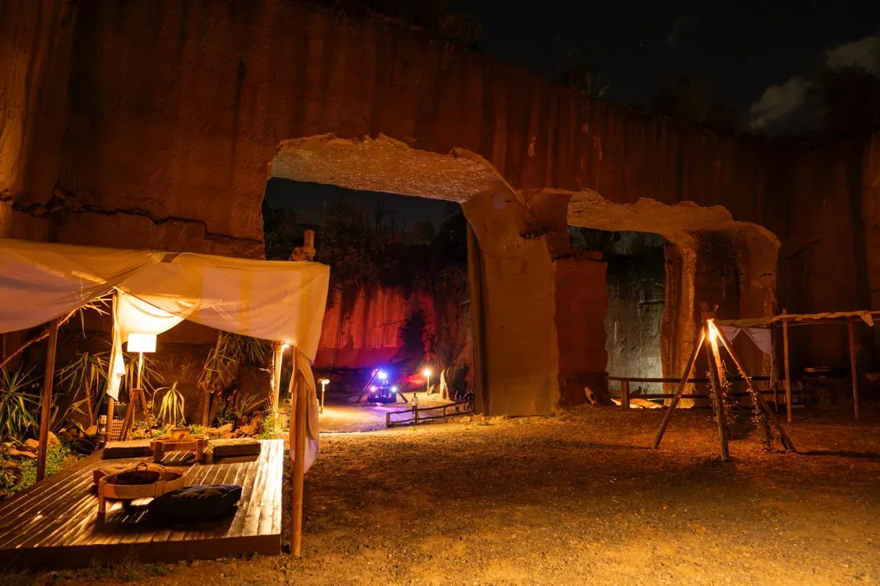 Il salottino con tende e cuscini sotto le arcate di tufo di Spazio Cavea