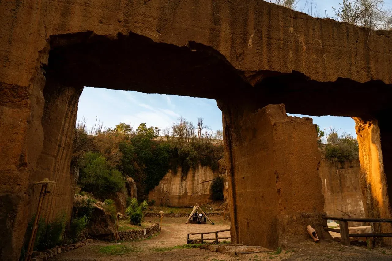 Vista delle arcate di tufo della cava di Spazio Cavea
