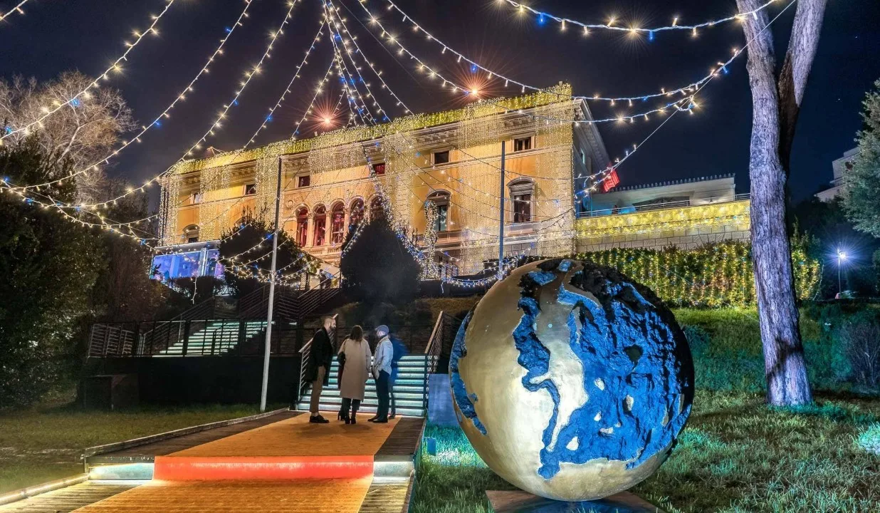 La Villa Sublime illuminata di sera, via Alessandro Fleming 55 a Roma