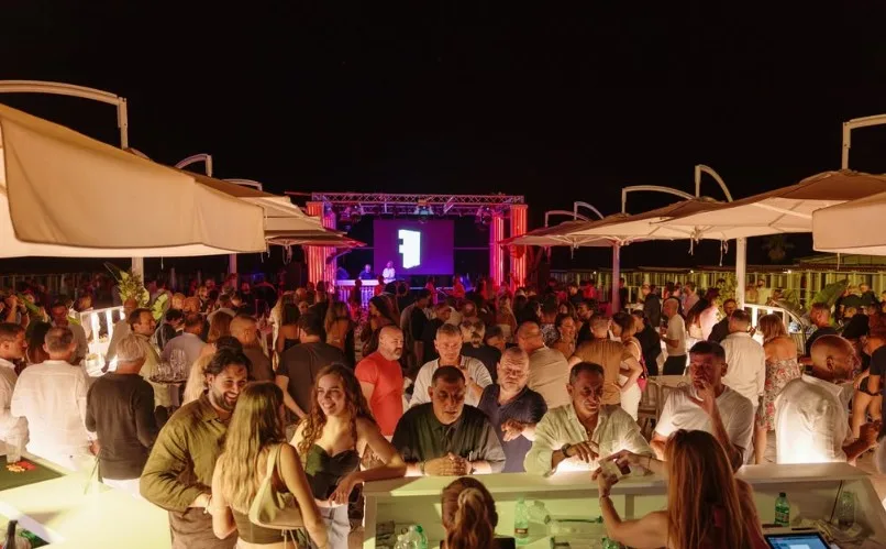 Serata affollata sotto il palco del Caffè del Mare Ostia