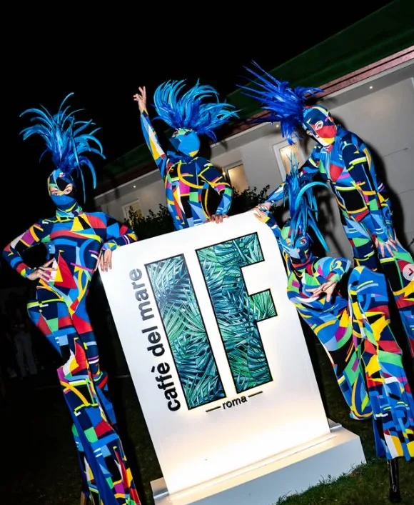 Trampolieri in costume durante una serata al Caffè del Mare Ostia