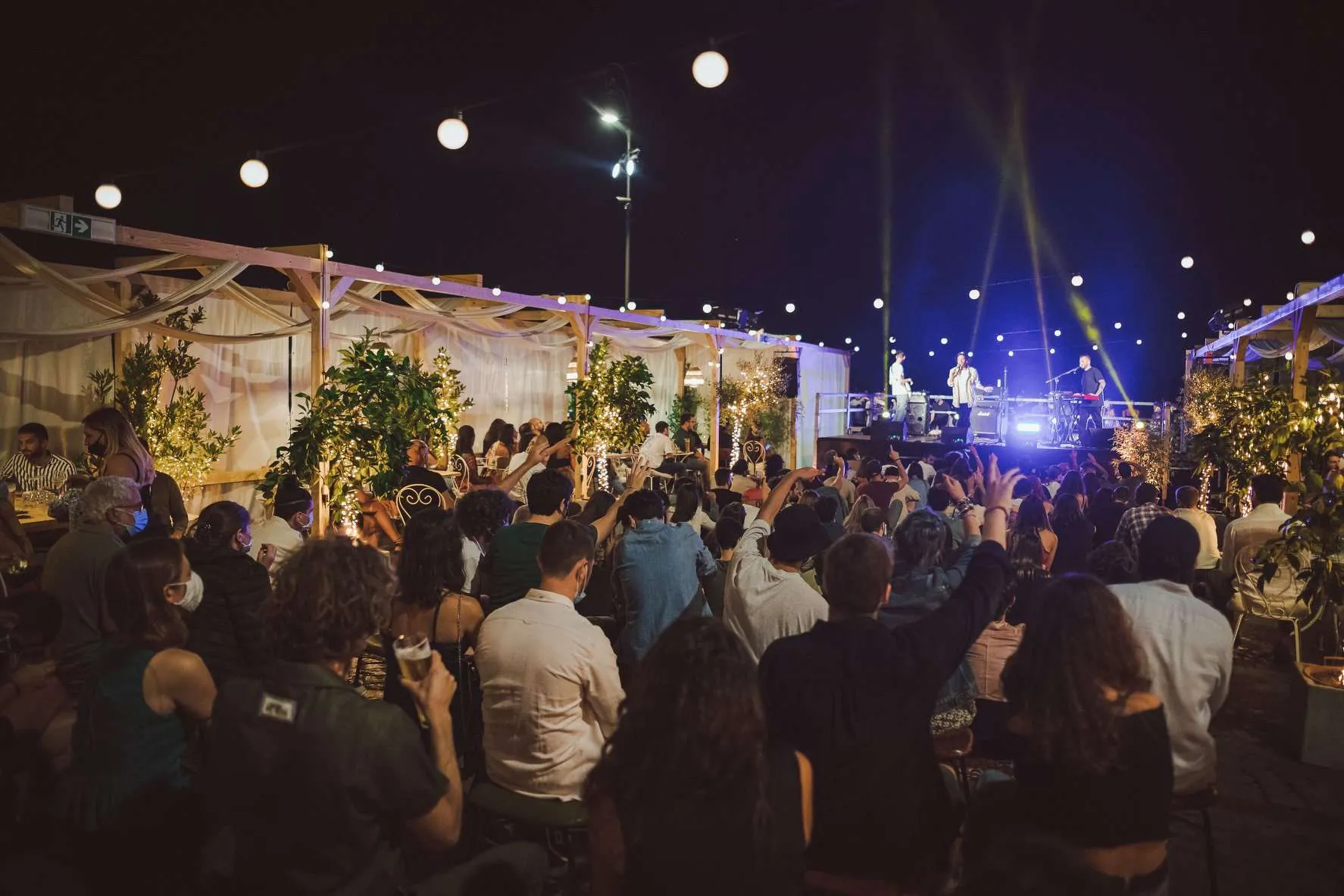 Concerto serale alla Terrazza Gianicolo, pubblico seduto sotto le luci