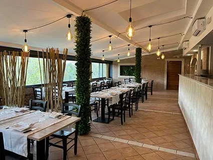 Sala del ristorante da un'altra angolazione, con luci sospese