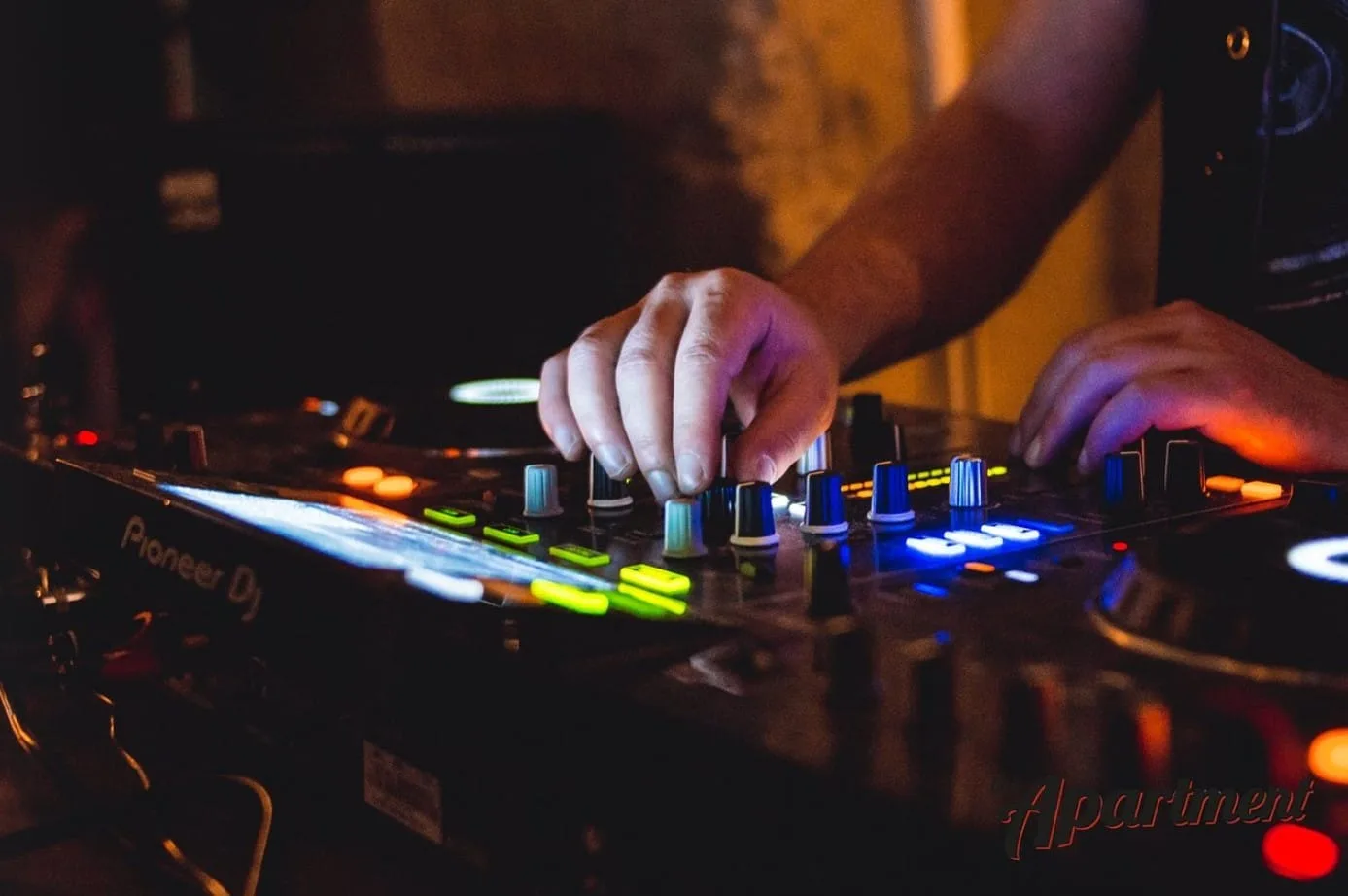 Primo piano del mixer Pioneer DJ con luci colorate
