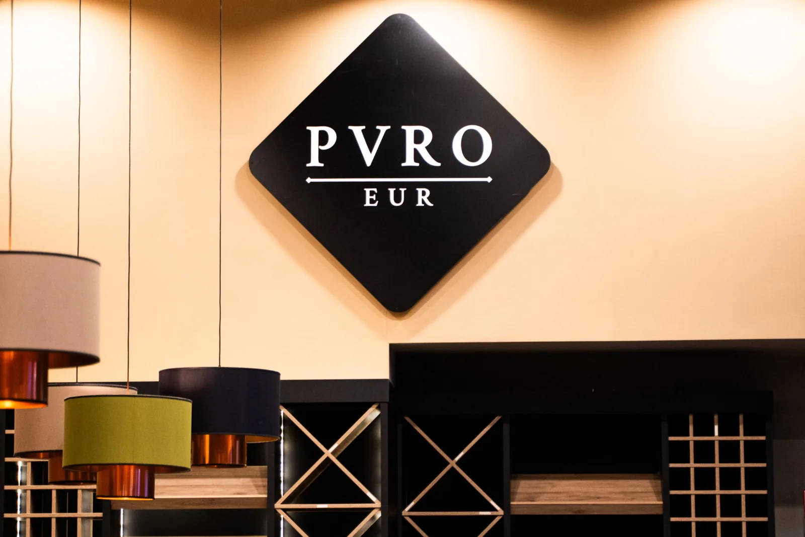 L'insegna PVRO EUR nella sala del ristorante