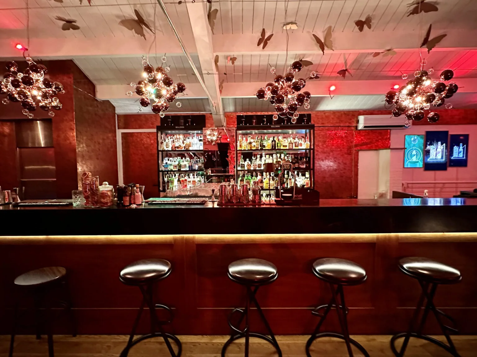 Il bar del The Roof sotto i lampadari a sfere