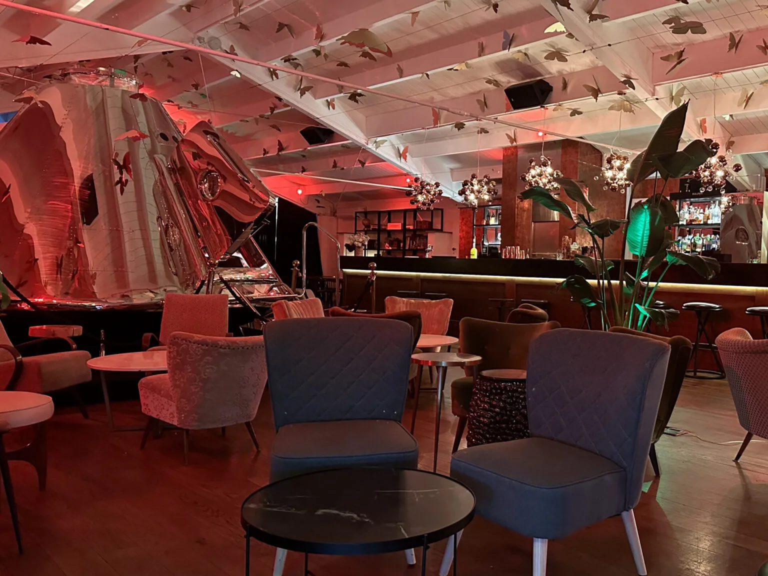 Una capsula spaziale argentata accanto al bancone bar del The Roof