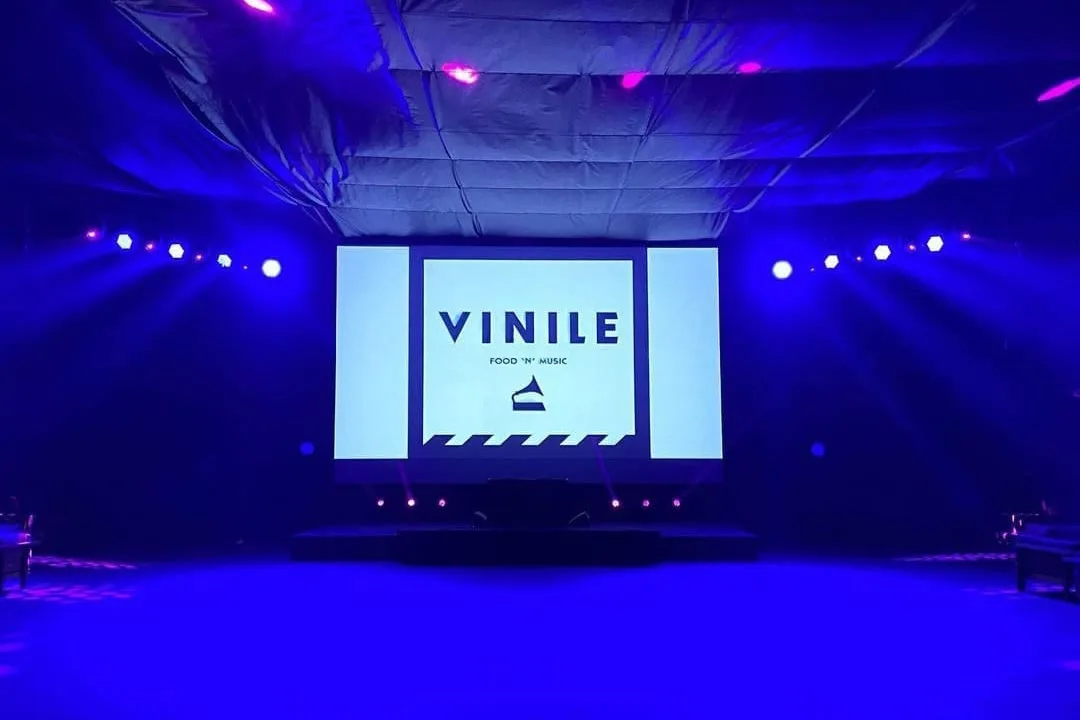 La consolle del Vinile Roma con il logo sullo schermo e le luci blu