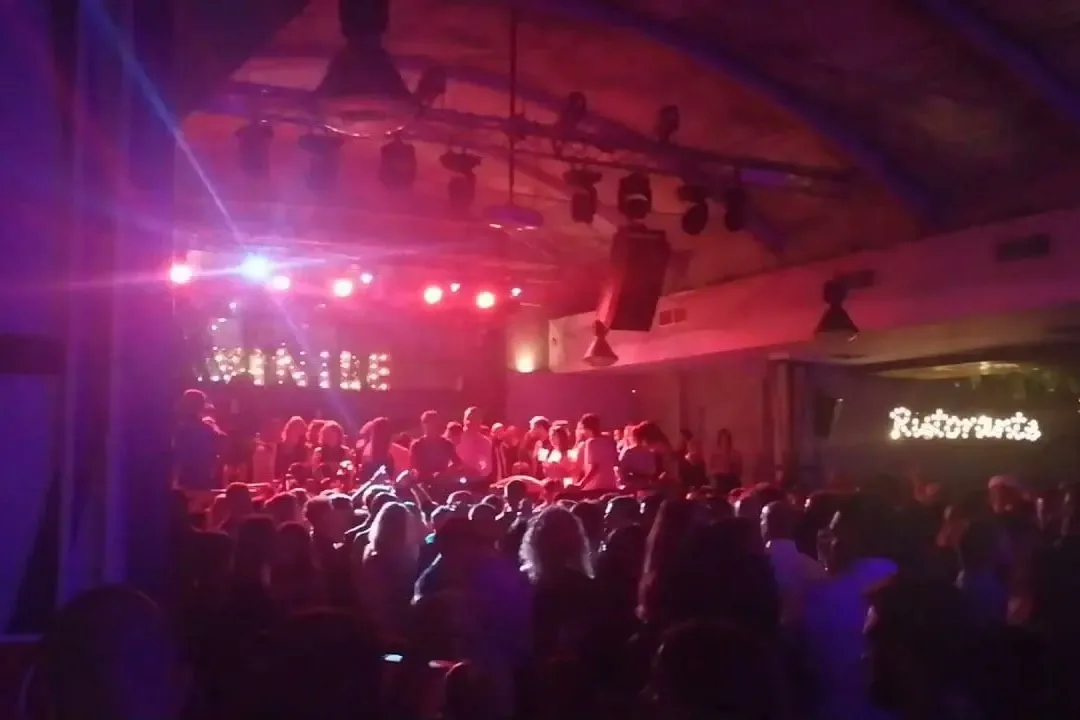 La pista del Vinile Roma piena durante il djset