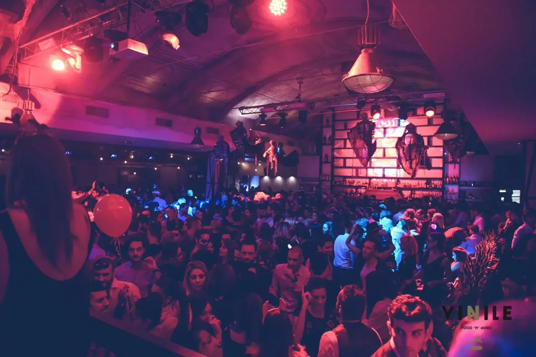 La sala del Vinile Roma allestita per Halloween, con la pista piena