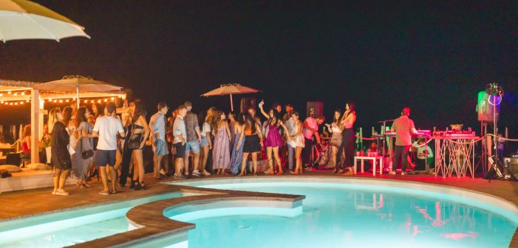 Beach party con djset e piscina di sera al COH Beach Fregene